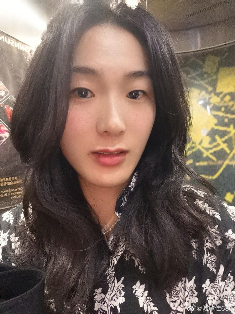 歌曲延续了影片热血高燃的风格，动感十足的节奏搭配循序渐燃的旋律尽显硬汉力